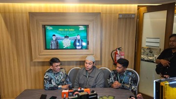 Kabar Terkini Artis dari InsertLive : Ruben Onsu dan Ivan Gunawan Pilih Jaga Jarak Selama Umrah, Ini Alasannya