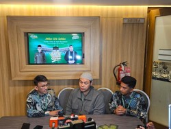 Jelang Umrah, Ruben Onsu Terharu Akhirnya Bisa Bertemu Thalia-Thania