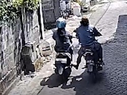 Sejoli Diduga Komplotan Curanmor Terekam CCTV di 3 TKP Gresik