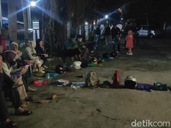 Berburu Kursi SD di Sukabumi, Helm dan Botol Ikut Antre Subuh