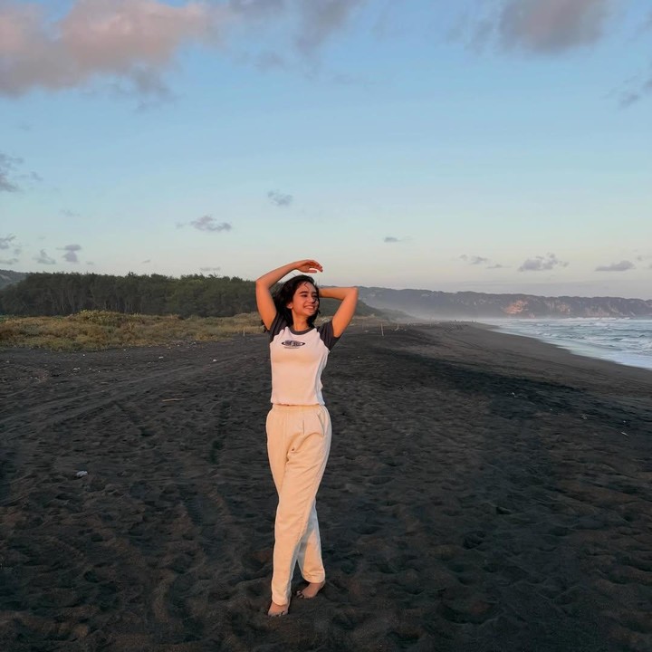 <p>Hal tersebut diketahui langsung melalui beberapa foto terbaru yang diunggah di akun Instagram pribadi. Bahkan, <em>postingan-</em>nya tak jarang dibanjiri pujian warganet, Bunda. &ldquo;Cantik dan langsing-nya Kakak Tissa,&rdquo; tulis akun <em>@queen.l****.</em> &ldquo;Adek cantik banget + kurusan,&rdquo; tulis akun <em>@ndaz****.&nbsp;</em>(Foto: Instagram @tissabiani)</p>