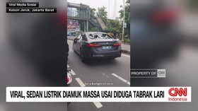 Sebuah sedan listrik mewah menjadi sasaran amukan massa di Jakarta Barat setelah diduga terlibat tabrak lari terhadap seorang pengendara motor pada Senin pagi.
Insiden yang terjadi di depan Universitas Mercu Buana tersebut viral di media sosial. Dug