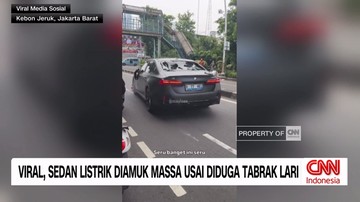 VIDEO: Penampakan Sedan Mewah Diamuk Massa di Jakbar