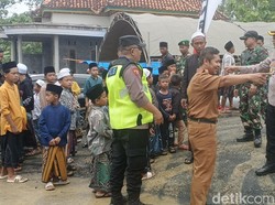 Prabowo Kunker ke Sampang, Warga Antusias Menyambut di Pinggir Jalan
