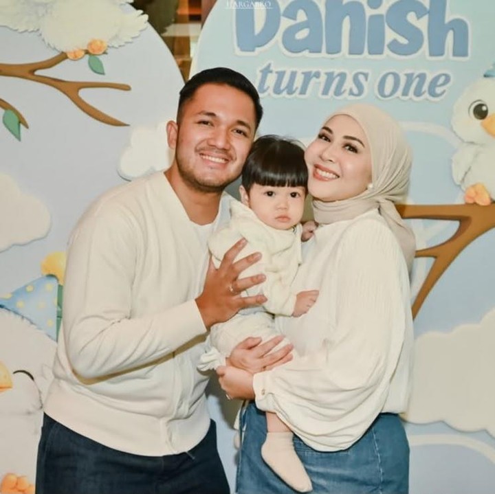 <p>Kesha Ratuliu kini telah dikaruniai tiga orang anak dari pernikahannya dengan Adhi Permana. Putra bungsunya yang bernama Danish Danendra Putra Permana juga kerap mencuri perhatian netizen. Pasalnya, Danish memiliki pipi <em>chubby</em> dan ekspresi polosnya yang begitu menggemaskan. (Foto: Instagram @kesharatuliu05)</p>