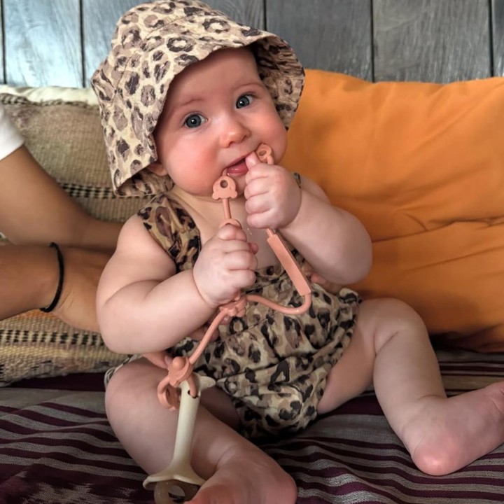 <p>Beberapa bayi artis sudah viral sejak lahir karena kelucuannya dan kerap mencuri perhatian publik di media sosial. Salah satunya adalah putri dari pasangan Steffi Zamora dan Nino Fernandez, Kaia Lanna Fernandez. <em>Baby</em> Kaia yang memiliki paras blasteran Jerman-Indonesia ini langsung mencuri perhatian sejak lahir. Wajahnya yang cantik pun membuat banyak netizen merasa gemas. "Cantik dan gemas sekali Kaia," kata <em>@cuk***</em>. "Lucu banget Kaia," ujar <em>@nur***</em>. "Masya Allah bayi bule," tambah <em>@efa***</em>. (Foto: Instagram @steffizamoraaa)</p>