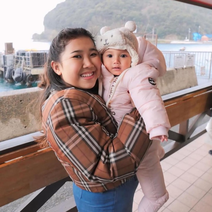 <p>Kayesha Nadha Khairi merupakan putri dari komika sekaligus presenter Kiky Saputri yang juga berhasil mencuri perhatian publik sejak lahir. Si Kecil yang akrab disapa <em>Baby</em> Kayya ini selalu berhasil membuat netizen gemas setiap kali fotonya dibagikan di media sosial. (Foto: Instagram @kikysaputrii)</p>