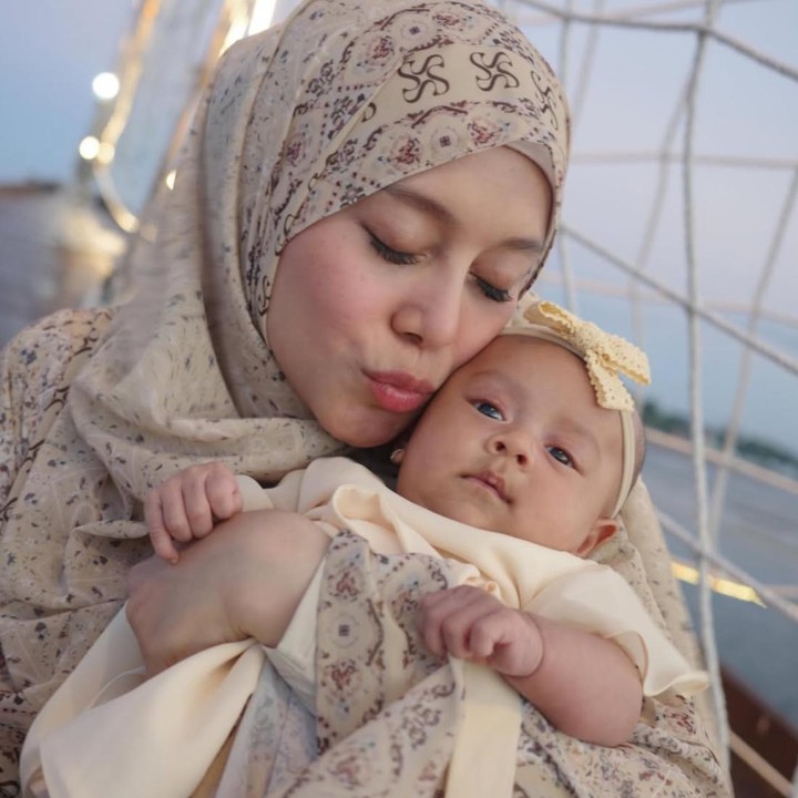 <p>L'Joyee Tamara Billar merupakan anak ketiga dari pasangan artis Lesti Kejora dan Rizky Billar. Sejak baru lahir, <em>Baby</em> L'Joyee sudah berhasil mencuri perhatian netizen berkat wajahnya yang manis dan pipinya yang <em>chubby</em>. Tak heran, kehadirannya pun langsung dibanjiri komentar dari para penggemar. "Gemas banget pipinya L'Joyee," kata <em>@muh***</em>. "Masya Allah si cantik manis," tulis <em>@yfs***</em>. "Pipinya gemas banget," tambah <em>@suj***.</em> (Foto: Instagram @ljoyeetamara)</p>