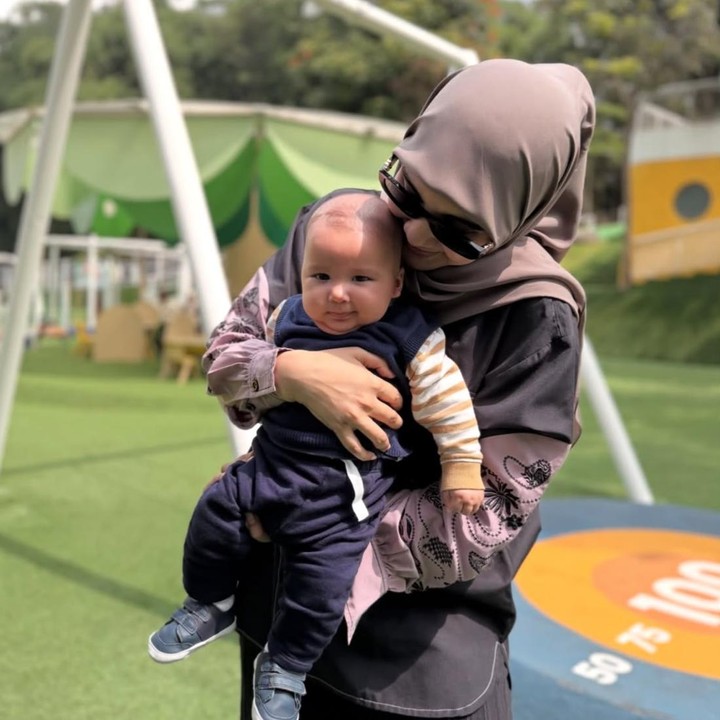 <p>Urwah Muhammad Syahki merupakan anak ketiga artis Zaskia Sungkar yang lahir pada 21 Februari 2026. Si Kecil yang akrab disapa <em>Baby</em> Urwah ini sudah mencuri perhatian publik sejak kelahirannya. Pada awalnya, wajah <em>Baby</em> Urwah sempat dirahasiakan oleh sang Bunda. Namun, setelah Zaskia memperlihatkan wajah putranya, banyak netizen yang dibuat gemas dengan parasnya yang menggemaskan. (Foto: Instagram @zaskiasungkar15)</p>
