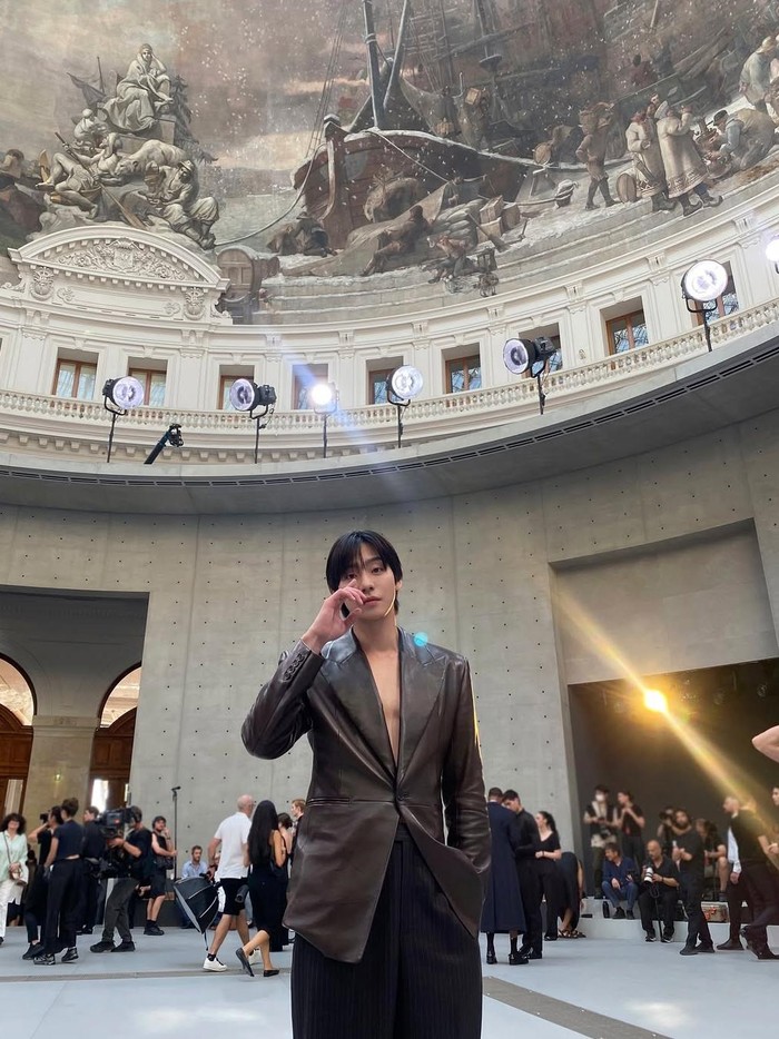 Bintang Sold Out on You tersebut mengenakan leather blazer berwarna cokelat yang dipadukan dengan celana hitam./ Foto: instagram.com/imhyoseop
