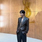 5 Potret Penuh Karisma Ahn Hyo Seop Saat Menghadiri Saint Laurent Show di Paris