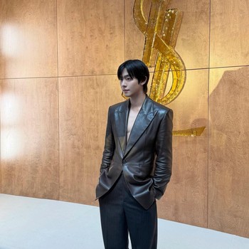 5 Potret Penuh Karisma Ahn Hyo Seop Saat Menghadiri Saint Laurent Show di Paris