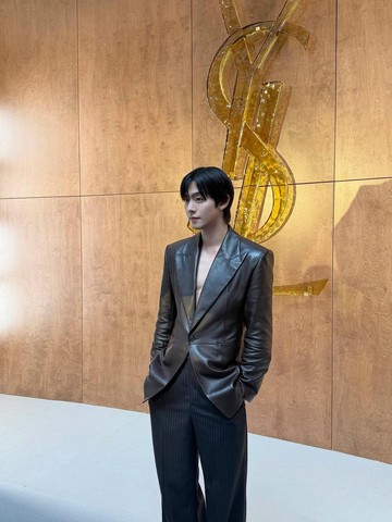 5 Potret Penuh Karisma Ahn Hyo Seop Saat Menghadiri Saint Laurent Show di Paris