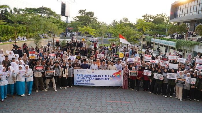 Tentang Keprihatinan atas Meningkatnya Praktik LGBT di Indonesia, Dg memohon pertolongan Allah SWT serta dilandasi tanggung jawab moral, akademik, kebangsaan.