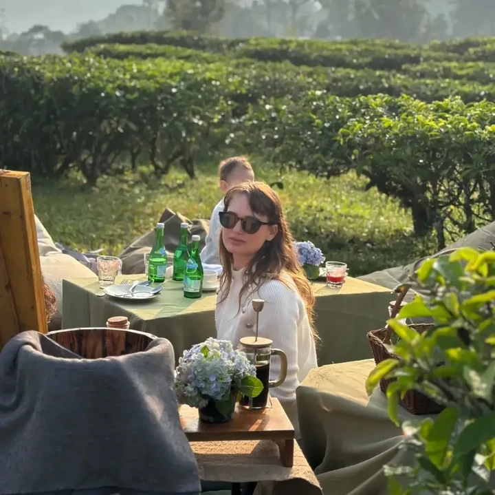 <p>Momen ini dibagikan langsung oleh Ario melalui beberapa foto terbaru di akun Instagram pribadinya. Ia bersama keluarga terlihat menikmati piknik di tengah hamparan kebun teh.&nbsp;(Foto: Instagram @bayu_ario)</p>