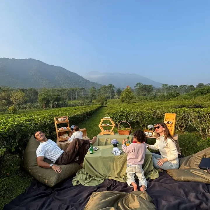 <p>Kebersamaan mereka pun kembali mencuri perhatian warganet yang membanjiri kolom komentar positif. &ldquo;<em>Happy </em>selalu keluarga Mas Bayu,&rdquo; tulis akun <em>@mybo****.</em> &ldquo;Wah terlihat luar biasa,&rdquo; tulis akun @thekristianha****.&nbsp;(Foto: Instagram @bayu_ario)</p>