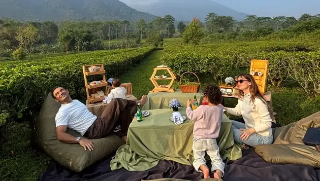 Liburan Keluarga Ario Bayu di Kebun Teh, Harmonis Banget!