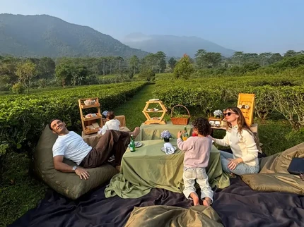Keseruan Ario Bayu dan Istri Bule Piknik di Tengah Indahnya Kebun Teh