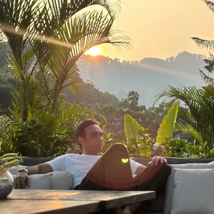 <p>Ario Bayu belum lama ini menikmati momen berkualitas bersama keluarga kecilnya. Ia membagikan potret kebersamaan saat menghabiskan waktu santai bersama istri bule, Valentine Payen-Wicaksono, dan kedua anaknya. (Foto: Instagram @bayu_ario)</p>