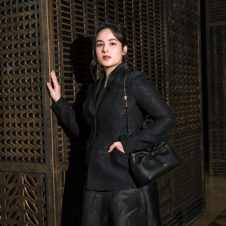 <p>Di awal kehamilannya, artis Chelsea Islan sempat membagikan potret <em>stylish</em>-nya saat mengenakan baju bernuansa serba hitam. Bintang film <em>Rudy Habibie</em> ini berhasil <em>mix and match dress</em> hitam dengan <em>blazer</em> motif yang berwarna senada. Dalam balutan pakaian ini, <em>baby bump</em> Chelsea&nbsp;belum terlihat dengan jelas. (Foto: Instagram @chelseaislan)</p>
