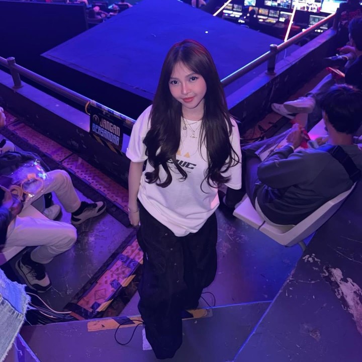 <p>Selebgram Meyden juga tengah menjalani kehamilan pertamanya, Bunda. Beberapa waktu lalu, Meyden pernah mem-<em>posting</em> fotonya saat mengenakan pakaian <em>casual</em>. Pilihan busana Meyden saat hamil ini cukup menarik perhatian. Pasalnya, perempuan 25 tahun ini berhasil tampil modis meski hanya mengenakan kaos putih yang dipadukan dengan celana cargo hitam. (Foto: Instagram @btr_meyden)</p>