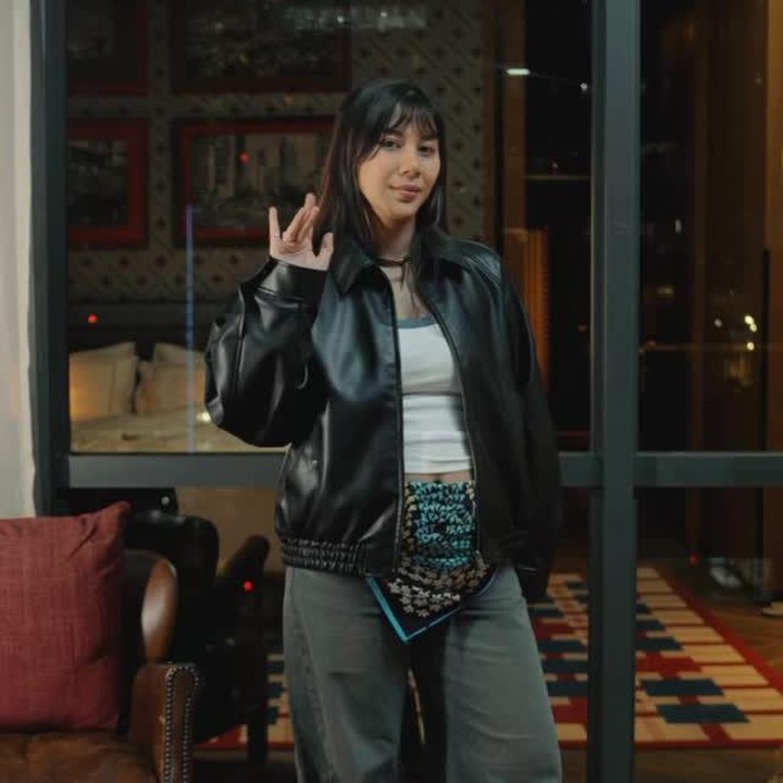 <p>Artis Adinda Thomas sebentar lagi dikaruniai anak pertama berjenis kelamin laki-laki. Sejak mengumumkan kehamilannya, Adinda sering membagikan <em>outfit</em> bumilnya yang <em>stylish</em>, Bunda. Baru-baru ini, Adinda mem-<em>posting</em> gaya berbusananya yang <em>chic</em> saat padu padan celana jeans dengan jaket kulit hitam. Perempuan 32 tahun ini menyempurnakan penampilannya dengan sepatu kets putih. "Tetap menjadi perempuan yang sama. Hanya sebentar lagi jadi ibu #pregnancyoutfit," tulisnya. (Foto: Instagram @adindathomas)</p>