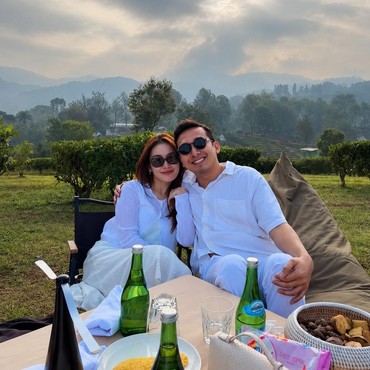 Usai Go Public, Ayu Ting Ting & Kevin Gusnadi Mesra Liburan di Kebun Teh