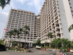 Lobi Hotel Sultan Penuh Sesak, Perabotan Dibungkus Siap Diangkut ke Gudang