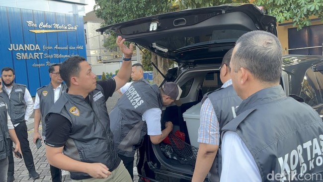 Petugas Kortastipidkor menggeledah kantor Bea Cukai Juanda