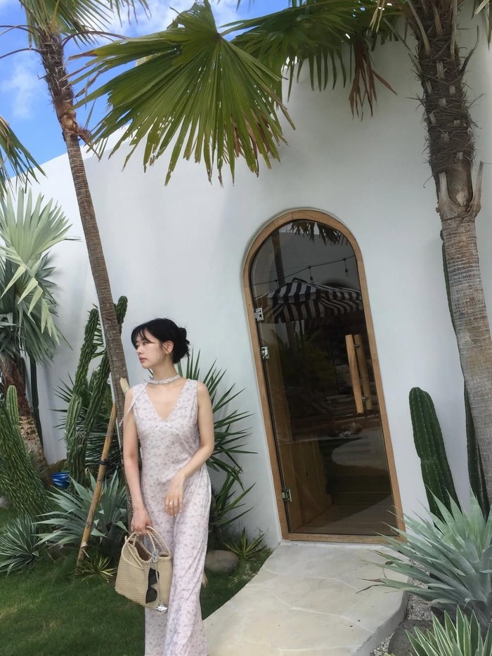 Benar adanya bahwa perpaduan suasana cerah nan menyegarkan Pulau Bali yang dilengkapi dengan tampilan anggun Jung So Min mengilustrasikan keindahan surgawi, Beauties./ Foto: instagram.com/somin_jj