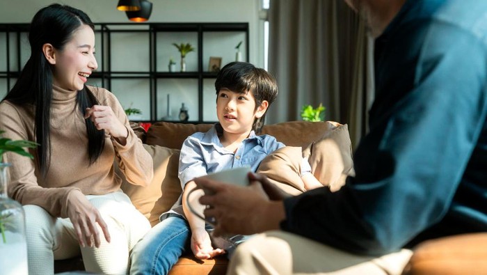 3 Kebiasaan yang Dilakukan Orang Tua Cerdas dalam Parentingnya