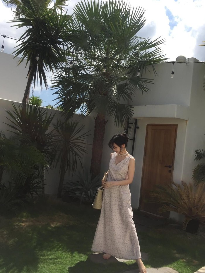 Bintang drama 'Would You Marry Me?' tersebut memancarkan pesona anggun dengan menjinjing tas anyam bewarna cream dan mengenakan maxi dress bermotif bunga-bunga yang mengekspos samar tubuh ramping./ Foto: instagram.com/somin_jj