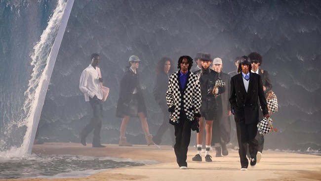 Models present creations by designer and musician Pharrell Williams as part of his Menswear Spring-Summer 2027 collection show for fashion house Louis Vuitton during Men's Fashion Week in Paris, France, June 23, 2026. REUTERS/Gonzalo Fuentes
