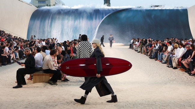 A model presents a creation by designer and musician Pharrell Williams as part of his Menswear Spring-Summer 2027 collection show for fashion house Louis Vuitton during Men's Fashion Week in Paris, France, June 23, 2026. REUTERS/Gonzalo Fuentes