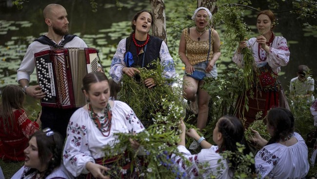 Women weave flower wreaths and sing during Ivana Kupala celebrations, an ancient tradition rooted in pagan rites that is marking summer solstice, amid Russia's attack on Ukraine, at the Mamayeva Sloboda outdoor museum in Kyiv, Ukraine June 23, 2026.