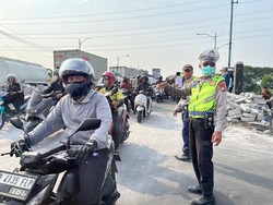 Evakuasi Truk Terguling di BKT Cakung Selesai, Lalu Lintas Kembali Normal