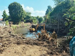 Kerap Bikin Banjir, Sungai Candigara di Klungkung Mulai Dikeruk