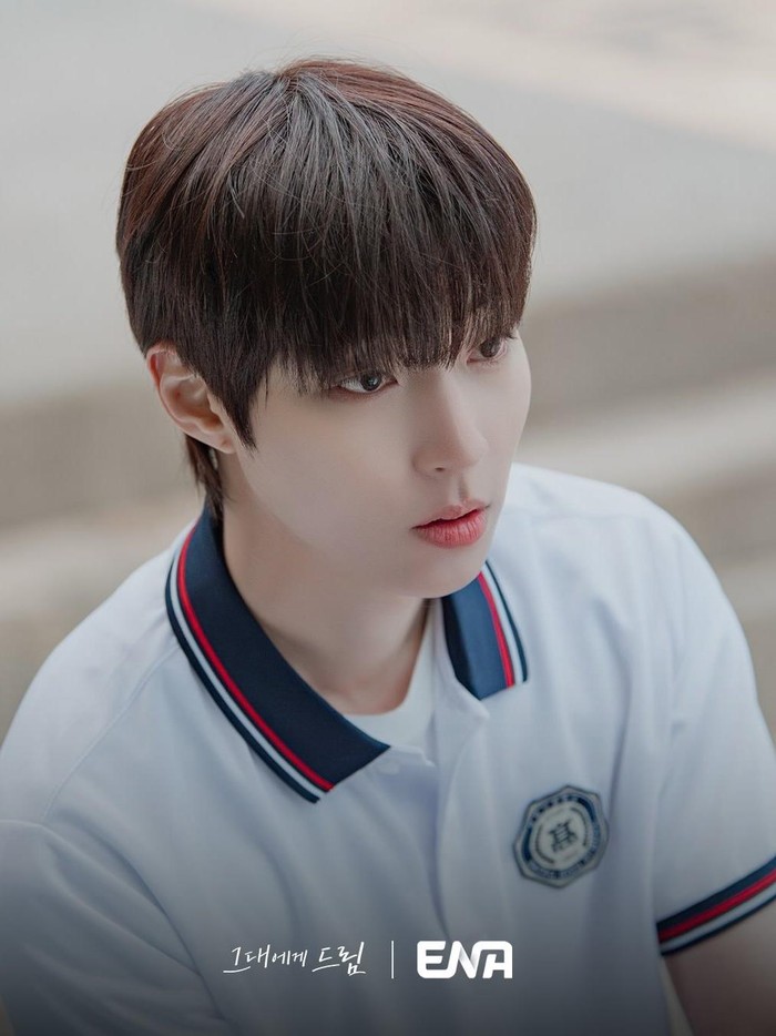 Dalam drama Korea terbaru Dream to You, aktor Hwang In Youp kembali menampilkan pesona awet muda saat memerankan karakter di era SMA