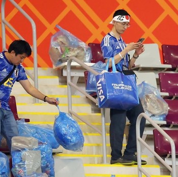 Viral Fans Jepang Bersih-Bersih Seusai Pertandingan Piala Dunia 2026, Benarkah Sekadar Pencitraan?