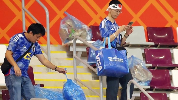 Viral Fans Jepang Bersih-Bersih Seusai Pertandingan Piala Dunia 2026, Benarkah Sekadar Pencitraan?