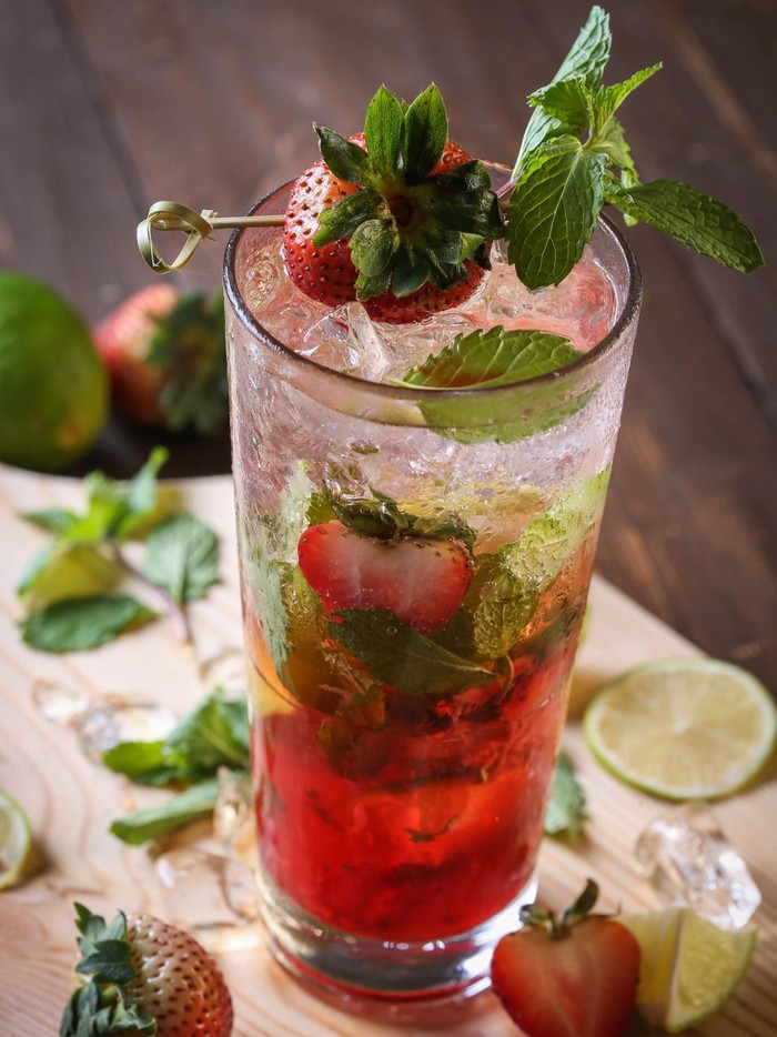 Ilustrasi Virgin Strawberry Watermelon Margarita Mocktail