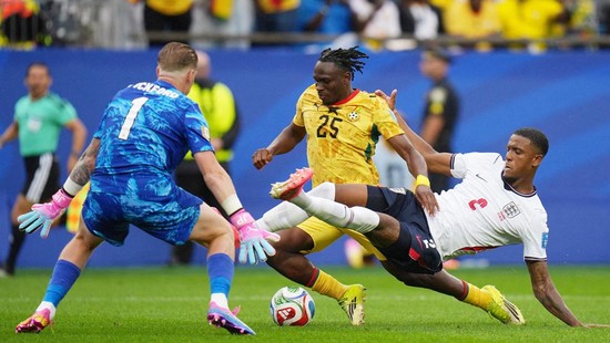 Soccer Football - FIFA World Cup 2026 - Group L - England v Ghana - Boston Stadium, Foxborough, Massachusetts, U.S. - June 23, 2026 Ghana's Prince Kwabena Adu in action with England's Ezri Konsa and Jordan Pickford IMAGN IMAGES via Reuters/David Butl