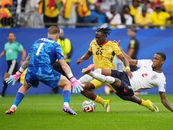 Soccer Football - FIFA World Cup 2026 - Group L - England v Ghana - Boston Stadium, Foxborough, Massachusetts, U.S. - June 23, 2026 Ghana's Prince Kwabena Adu in action with England's Ezri Konsa and Jordan Pickford IMAGN IMAGES via Reuters/David Butl