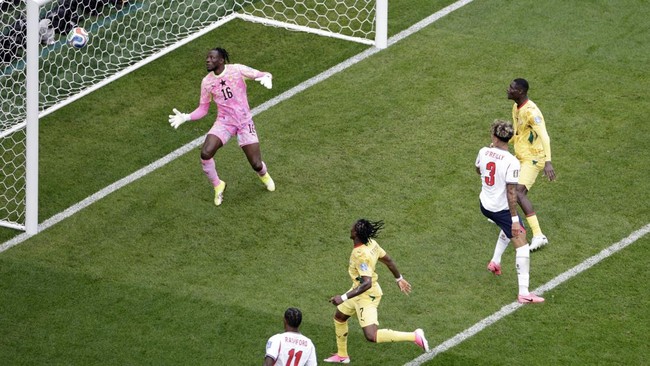 Soccer Football - FIFA World Cup 2026 - Group L - England v Ghana - Boston Stadium, Foxborough, Massachusetts, U.S. - June 23, 2026 England's Nico O'Reilly hits the crossbar with a header as Ghana's Benjamin Asare looks on REUTERS/Pilar Olivares