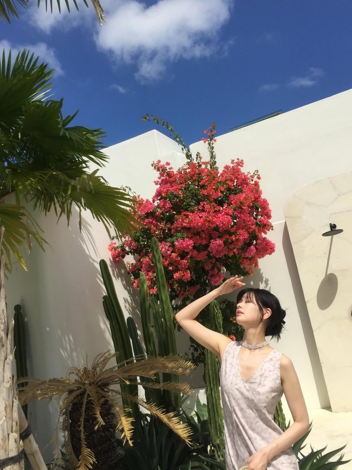 Jung So Min mengikat rambut dan menyisakan beberapa helai menjuntai untuk merasakan sinar hangat mentari yang mencerahkan cuaca Pulau Bali beserta hembusan udara menyegarkan yang menerpa permukaan kulit./ Foto: instagrram.com/somin_jj