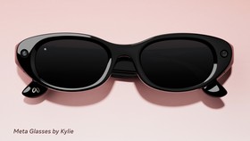 Meta Glasses hadir dalam tiga model: Meta Adventurer, Meta Fury, dan Meta Glasses by Kylie yang dirancang bersama Kylie Jenner.