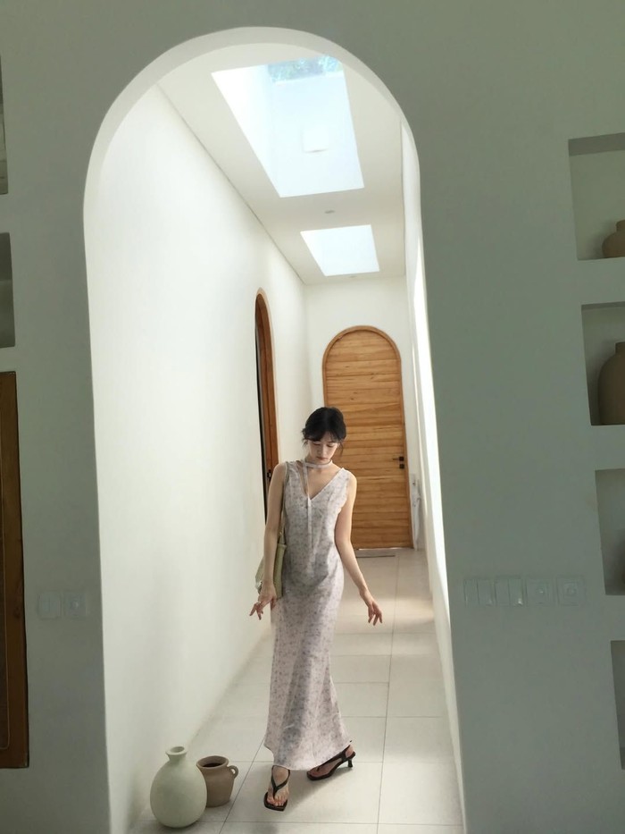 Kedatangan Jung So Min ke Bali sebenarnya telah terungkap sejak (17/6) lalu, Beauties. Saat itu, sang aktris secara berkala memberikan update aktivitasnya di Pulau Dewata melalui unggahan Instastory di media sosial pribadi./ Foto: instagram.com/somin_jj