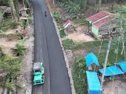 Warga Sipiongot Senang karena Jalan Diaspal Setelah Puluhan Tahun
