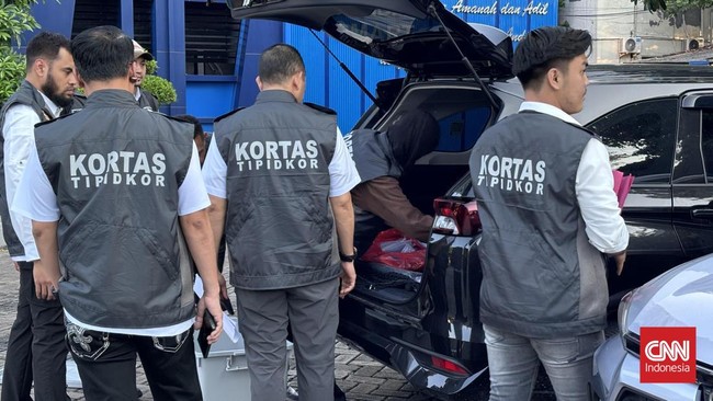 Penyidik Polri sita sejumlah barang bukti saat menggeledah Kantor Pengawasan dan Pelayanan Bea dan Cukai (KPPBC) Tipe Madya Pabean Juanda, Sidoarjo.