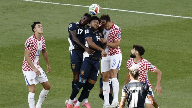 Soccer Football - FIFA World Cup 2026 - Group L - Panama v Croatia - Toronto Stadium, Toronto, Canada - June 23, 2026 Panama's Carlos Harvey and Jose Fajardo in action with Croatia's Marin Pongracic. REUTERS/Thomas Mukoya